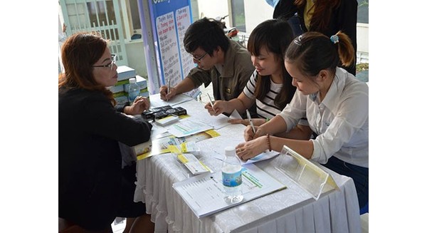 Lao động trẻ tìm việc tại sàn giao dịch việc làm do Trung tâm Hướng nghiệp, Dạy nghề và Giới thiệu việc làm Thanh niên TP HCM tổ chức ngày 20/6.