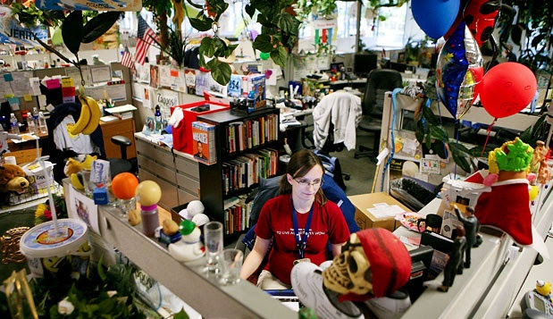 Ở Zappos, nơi bạn làm việc giống như ở nhà vậy, bạn có thể mang bất cứ thứ gì vào góc làm việc của bạn. Ở Zappos, nơi bạn làm việc giống như ở nhà vậy, bạn có thể mang bất cứ thứ gì vào góc làm việc của bạn.